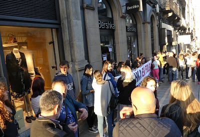 17-10-26 ProtestaFolgaBershkaVigo08.JPG